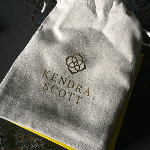 Kendra Scott Gold Threaded Elle Earrings - Picture 13 of 16